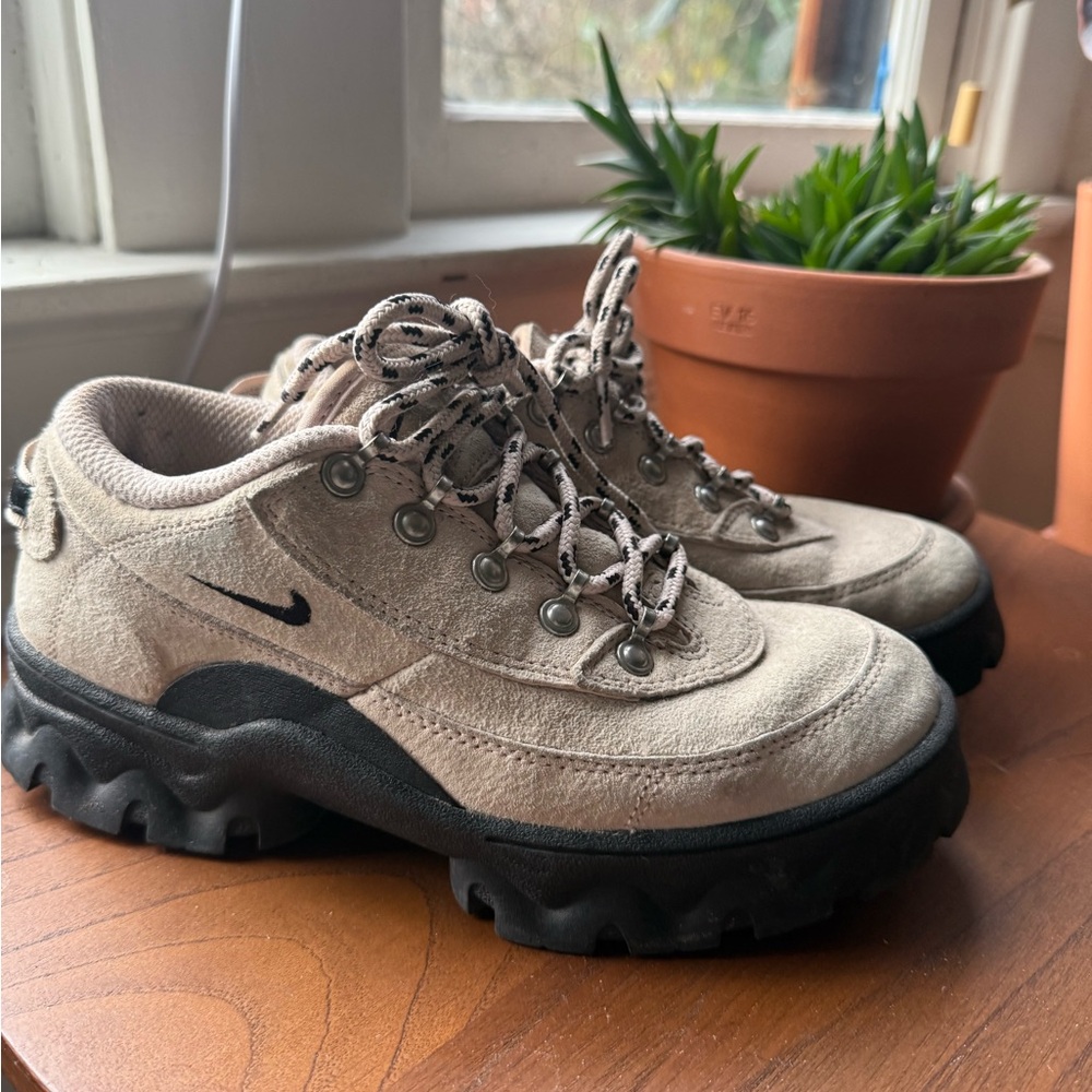 Nike Women’s Lahar Low - Fossil - Size 6
